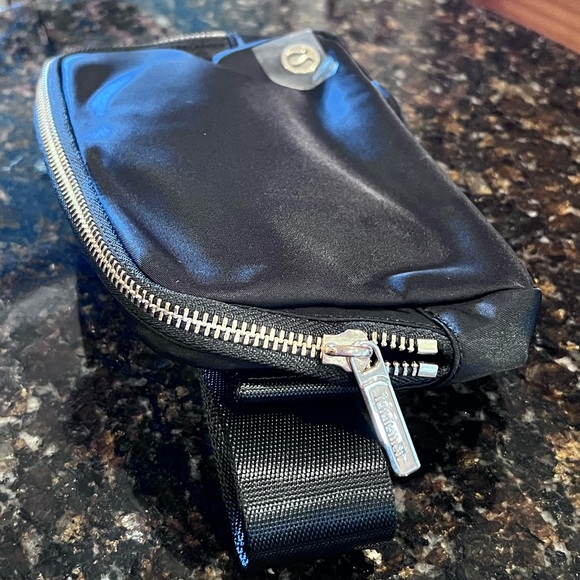 NWT Black with New Gold Hardware Everywhere Belt Bag 1L - Picture 5 of 10